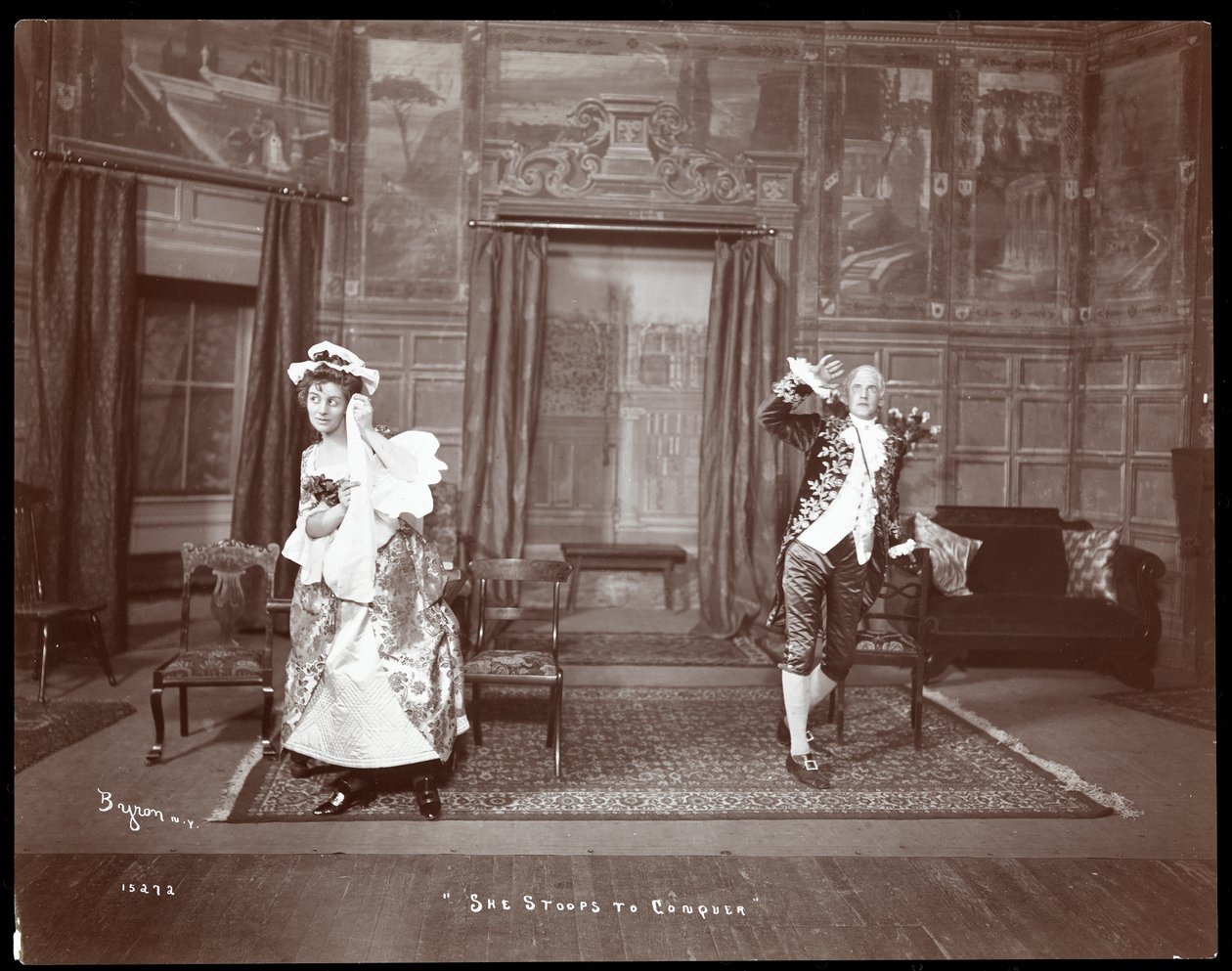 Scena z amatorskiej produkcji She Stoops to Conquer (srebrny odbitka żelatynowa) autorstwa Byron Company