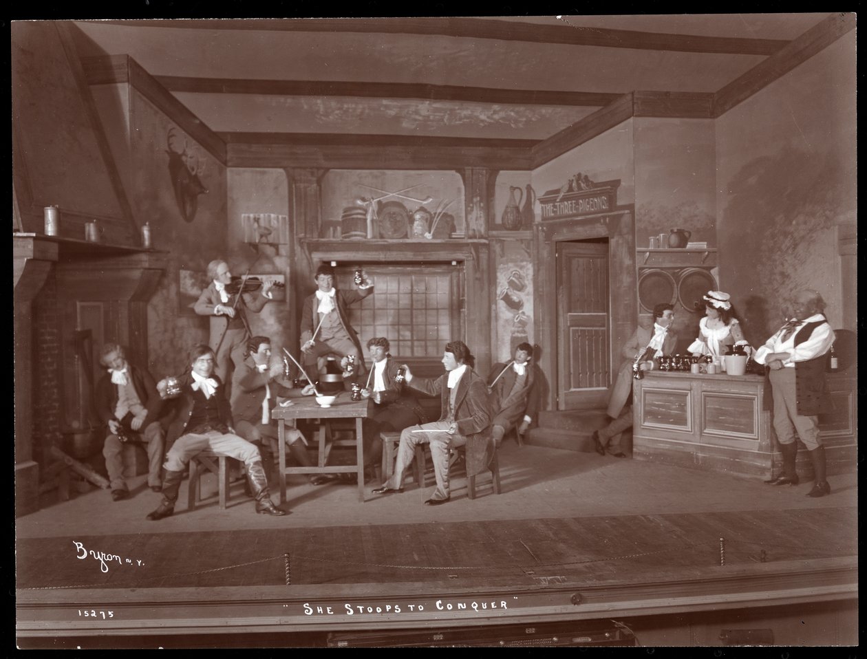 Scena z amatorskiej produkcji She Stoops to Conquer (srebrny odbitka żelatynowa) autorstwa Byron Company