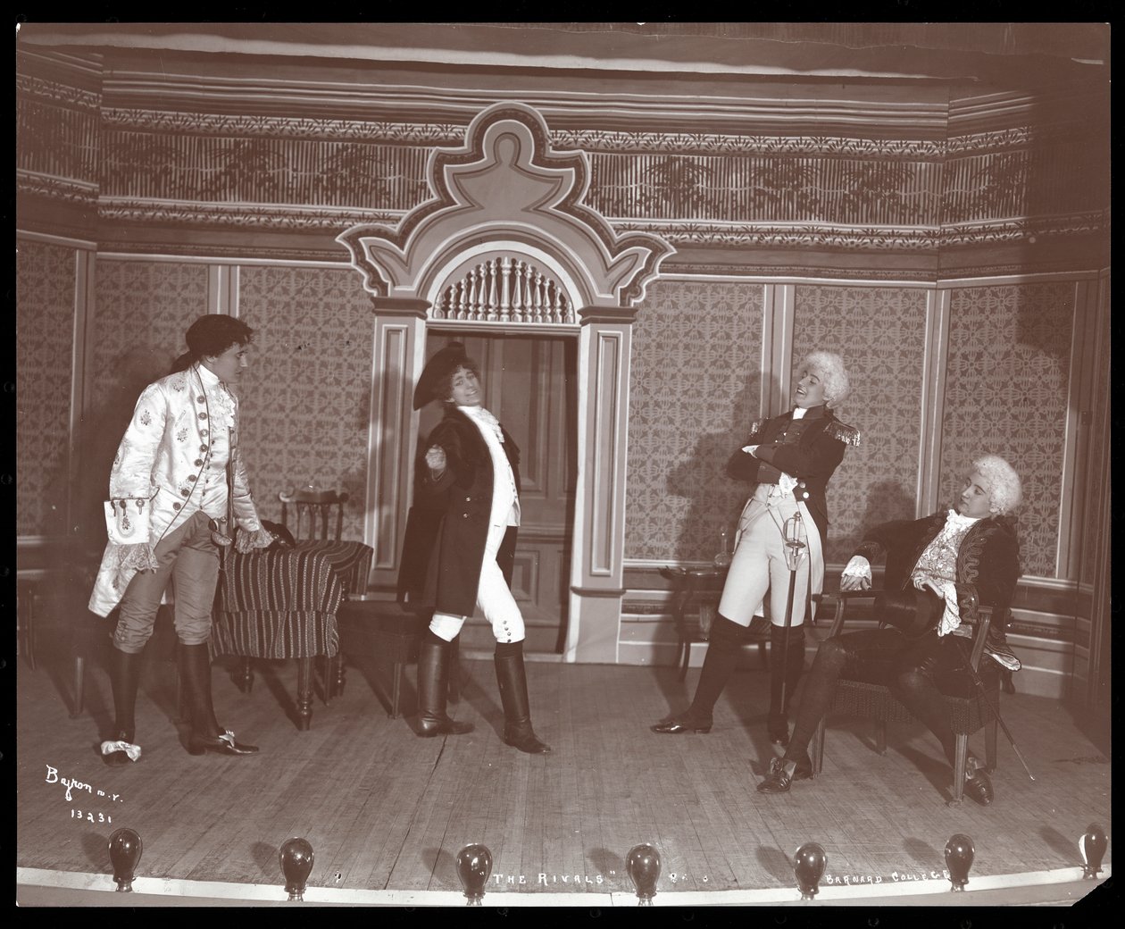 Scena z amatorskiej produkcji The Rivals, prezentowanej w Barnard College w stanie Nowy Jork (srebrny odbitka żelatynowa) autorstwa Byron Company