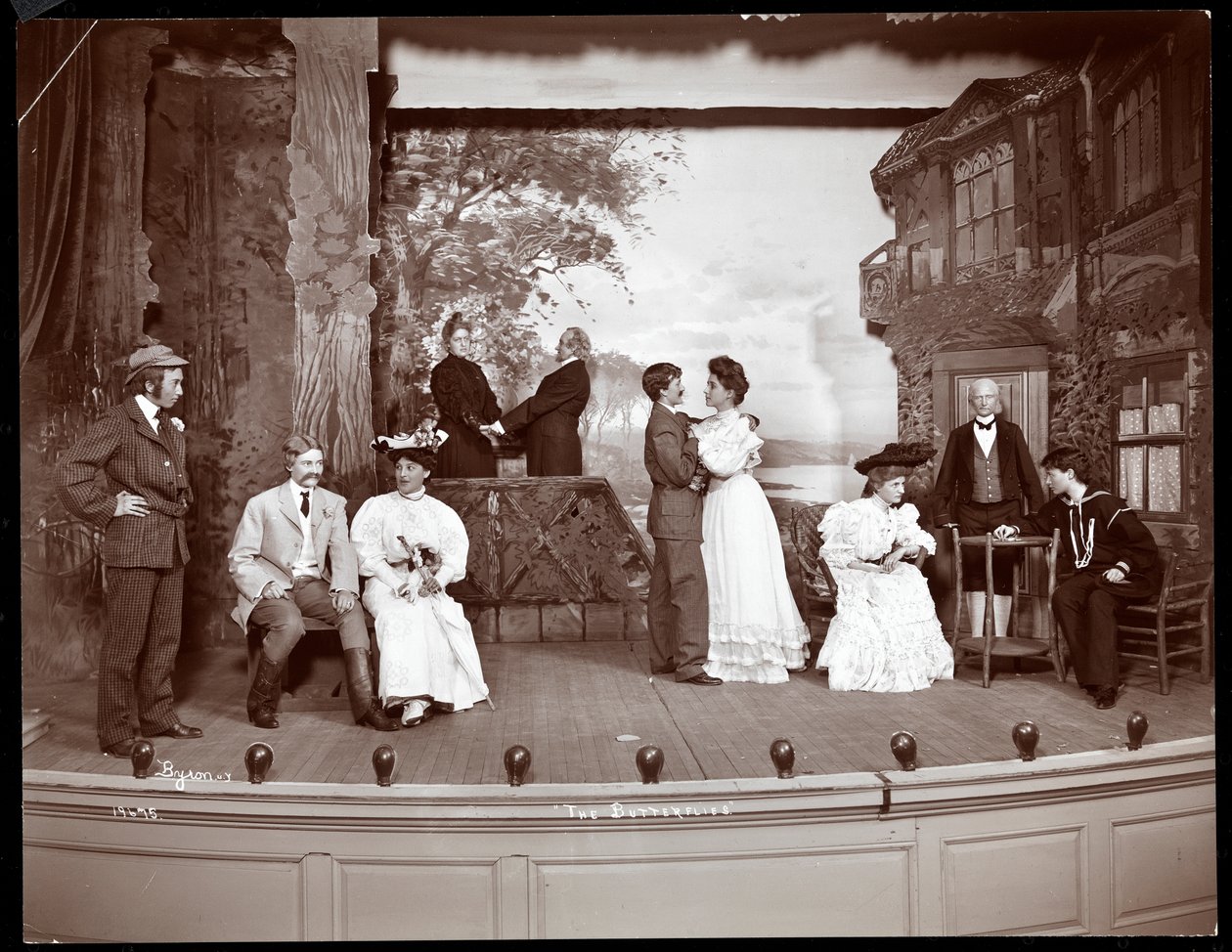 Scena z amatorskiej produkcji sztuki zatytułowanej The Butterflies prezentowanej w Barnard College w stanie Nowy Jork (srebrny odbitka żelatynowa) autorstwa Byron Company