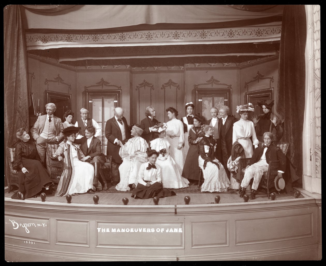 Scena z amatorskiej produkcji sztuki zatytułowanej The Manoeuvers of Jane prezentowanej w Barnard College w stanie Nowy Jork (srebrny odbitka żelatynowa) autorstwa Byron Company