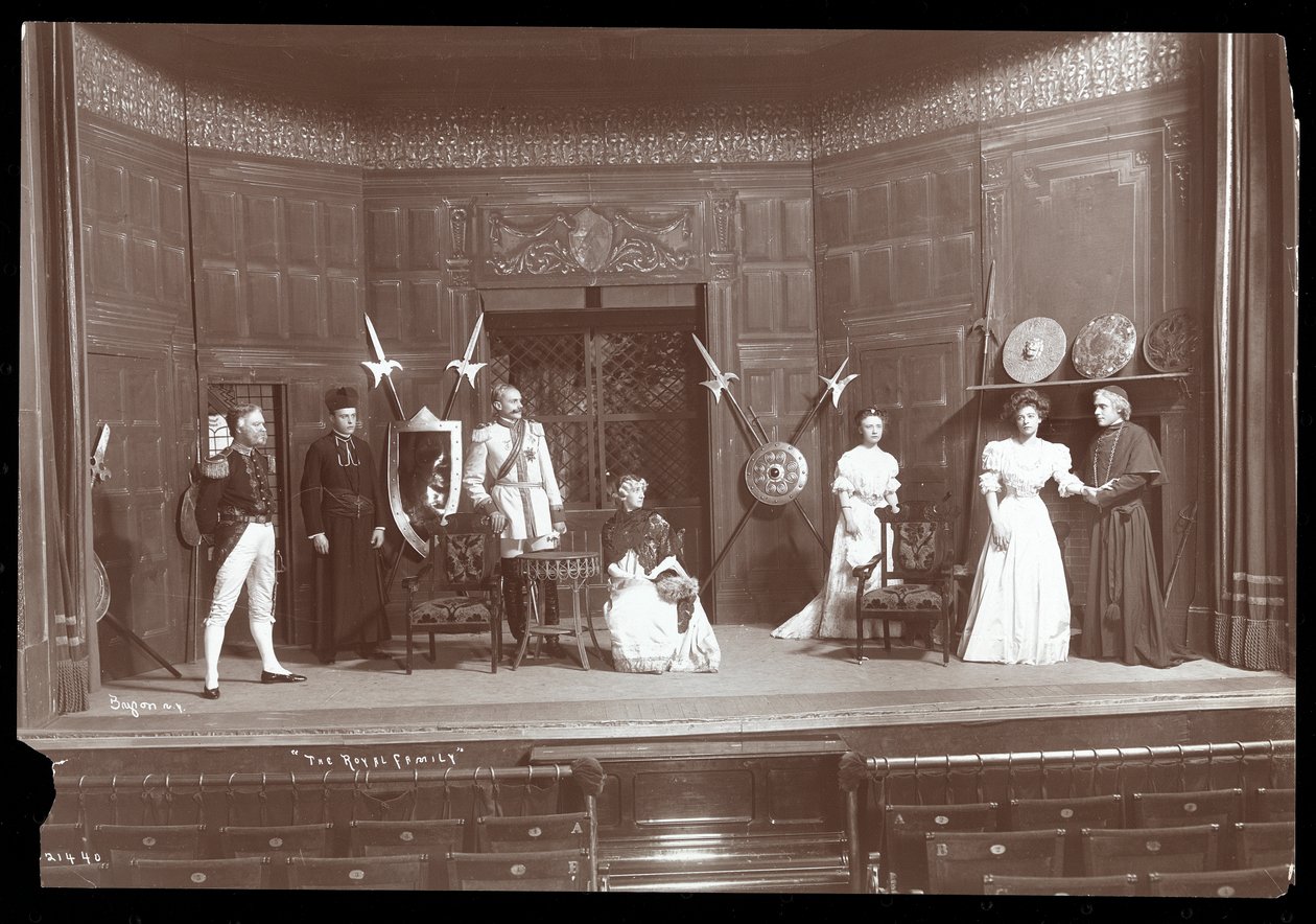 Scena z amatorskiej inscenizacji sztuki pt. Rodzina królewska (odbitka żelatynowa) autorstwa Byron Company