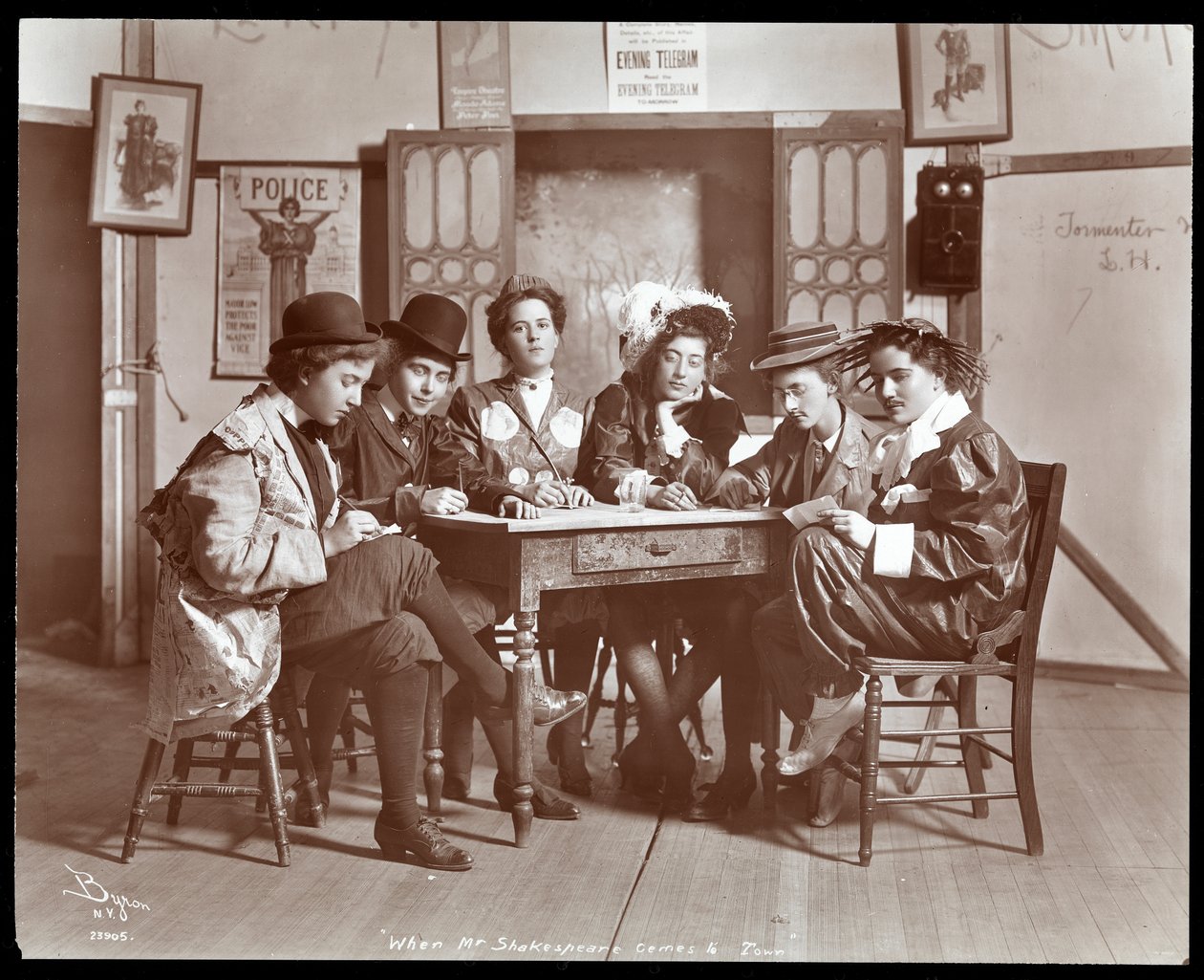 Scena z amatorskiej produkcji sztuki „Kiedy pan Shakespeare Comes to Town” prezentowanej w Barnard College w stanie Nowy Jork (srebrny odbitka żelatynowa) autorstwa Byron Company