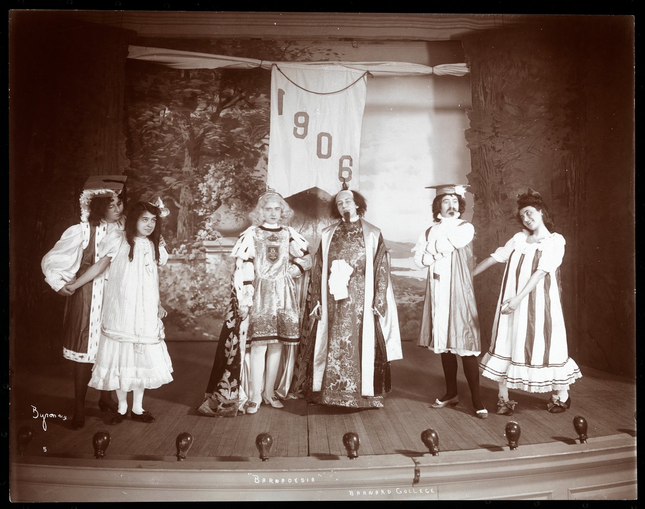 Scena z amatorskiej rewii Barnardesia prezentowana w Barnard College w stanie Nowy Jork (srebrny odbitka żelatynowa) autorstwa Byron Company