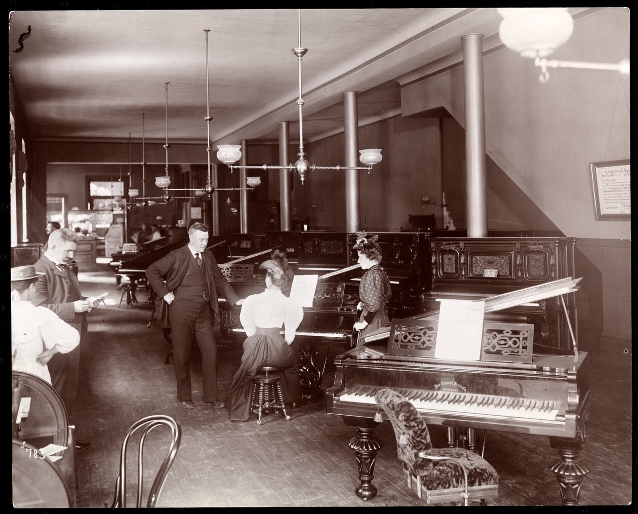 Salon wystawowy New England Piano Co., 1895 (srebrny odbitka żelatynowa) autorstwa Byron Company
