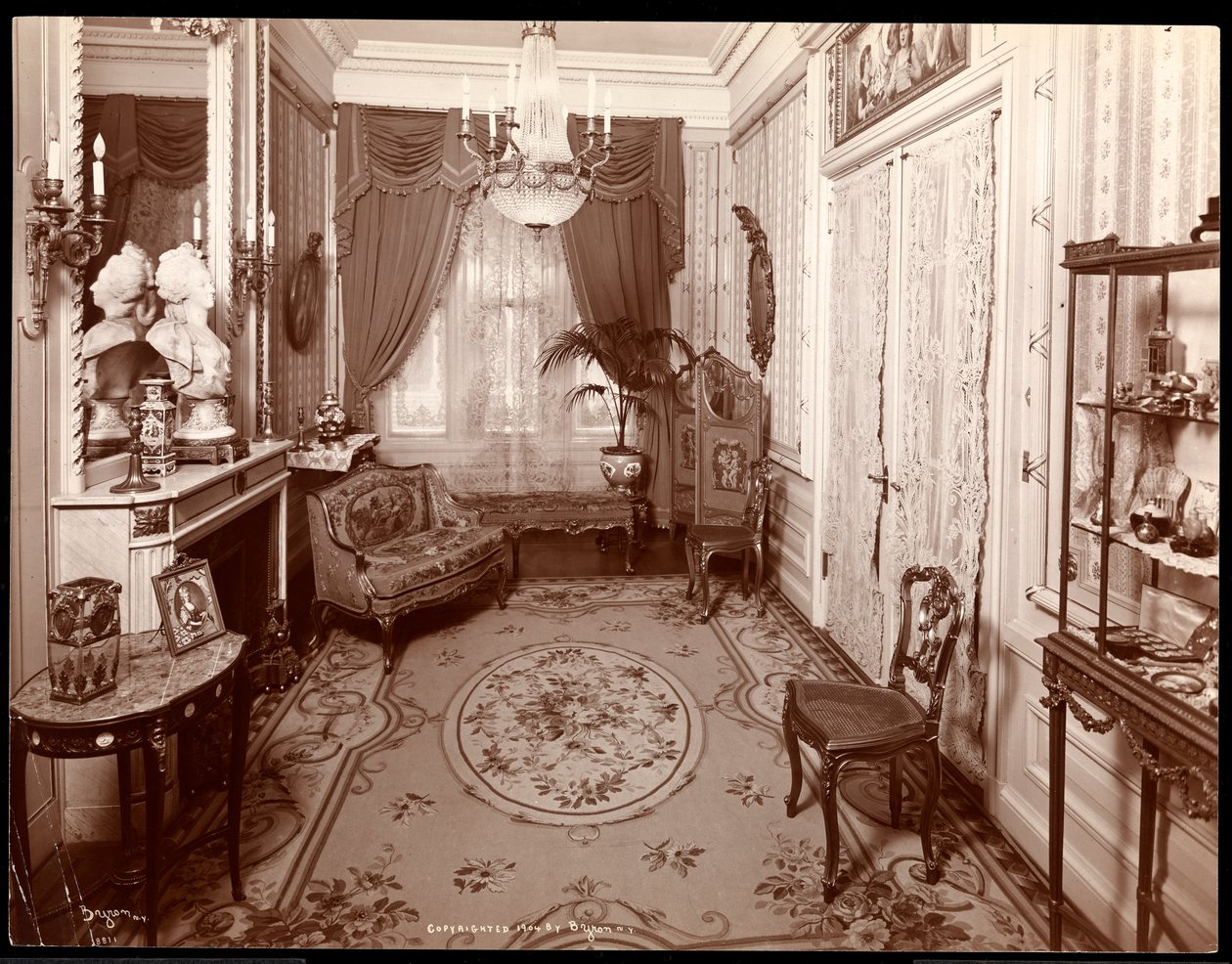 Mały pokój w rezydencji pani Leslie Carter w Nowym Jorku, 1904 (odbitka żelatynowa) autorstwa Byron Company