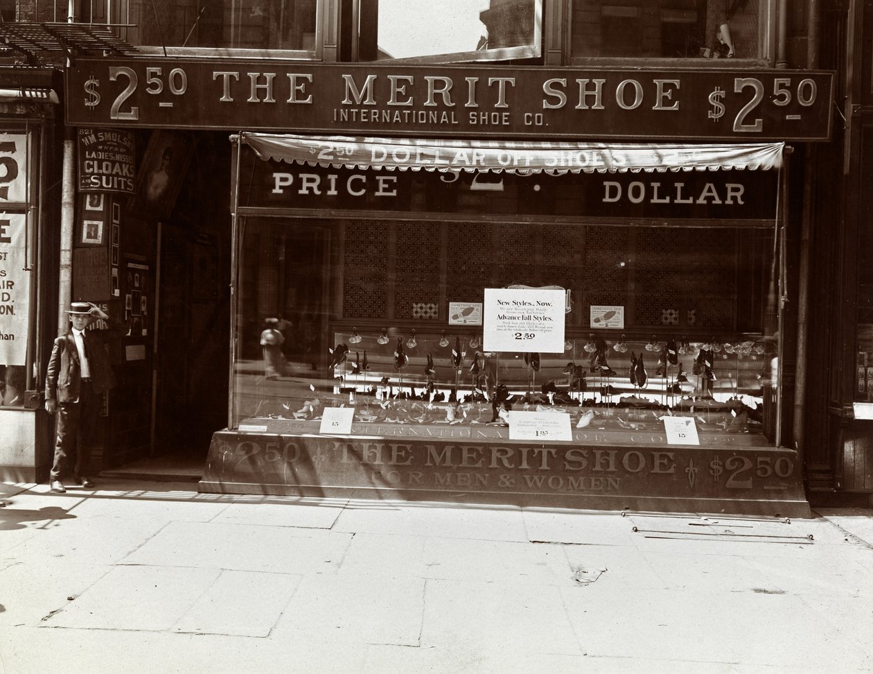 Witryna sklepu International Shoe Co., Nowy Jork, 1905 (odbitka żelatynowa) autorstwa Byron Company
