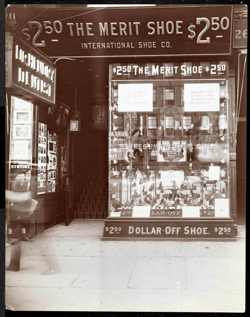 Witryna sklepu International Shoe Co., Nowy Jork, 1905 (odbitka żelatynowa) autorstwa Byron Company