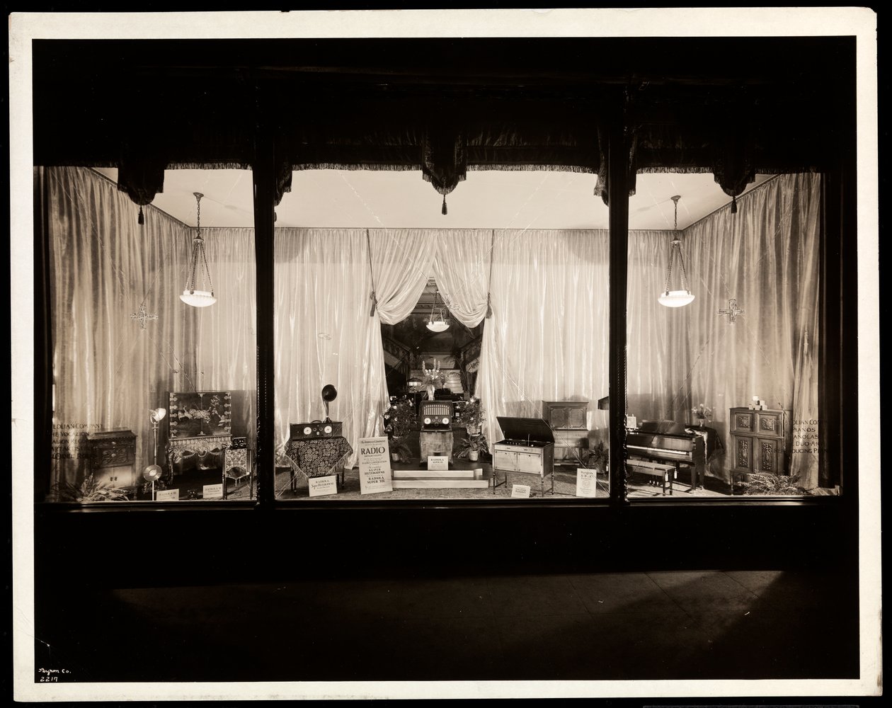 Wystawa okienna w Aeolian Company, 29 West 42nd Street, Nowy Jork, 1924 (odbitka żelatynowa) autorstwa Byron Company