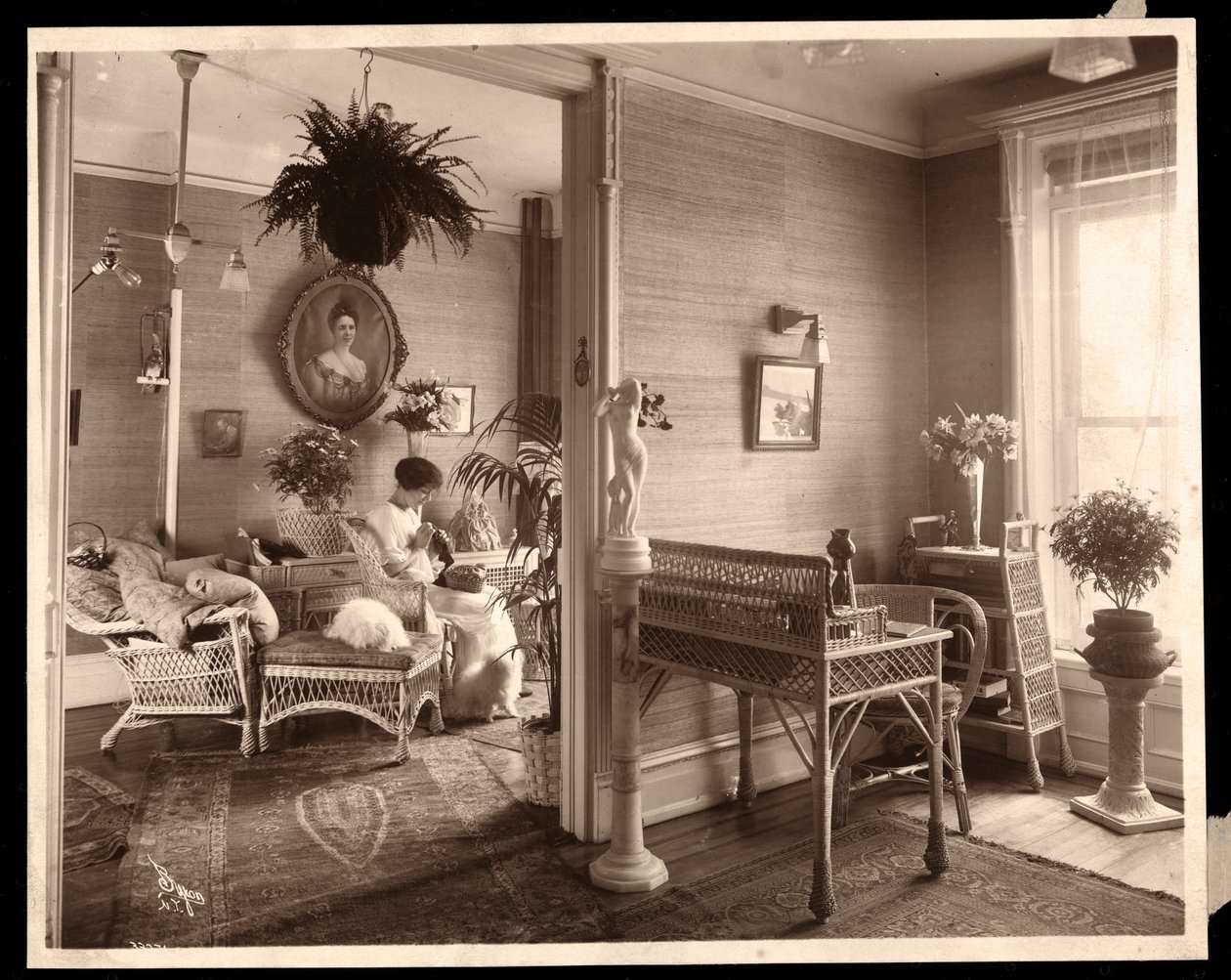 Kobieta szydełkująca w salonie, 1914 lub 1915 (srebrny odbitka żelatynowa) autorstwa Byron Company