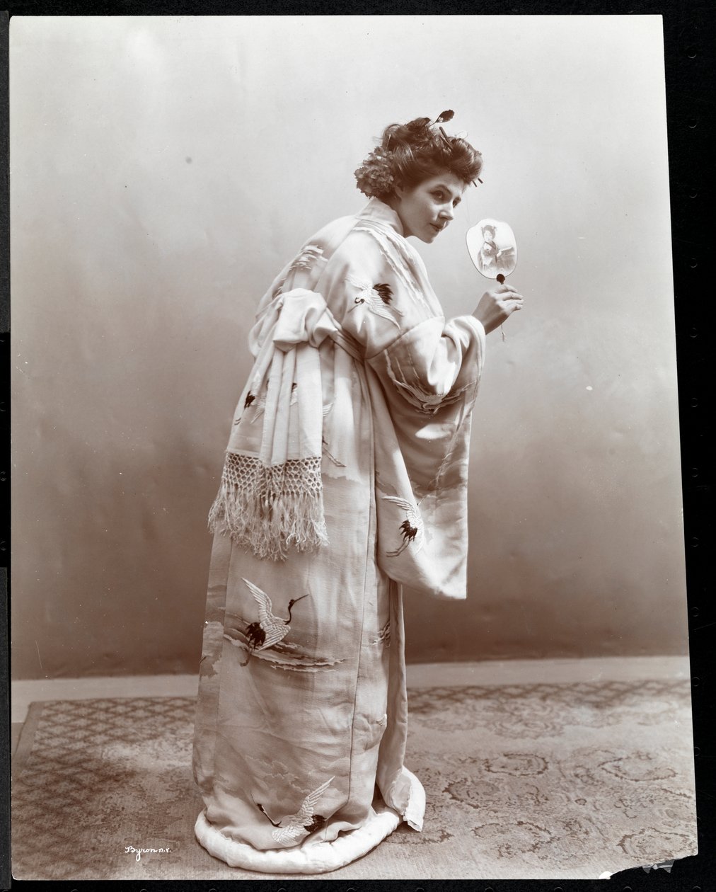 Kobieta modelująca japońskie kimono, Nowy Jork, 1904 (odbitka żelatynowa) autorstwa Byron Company