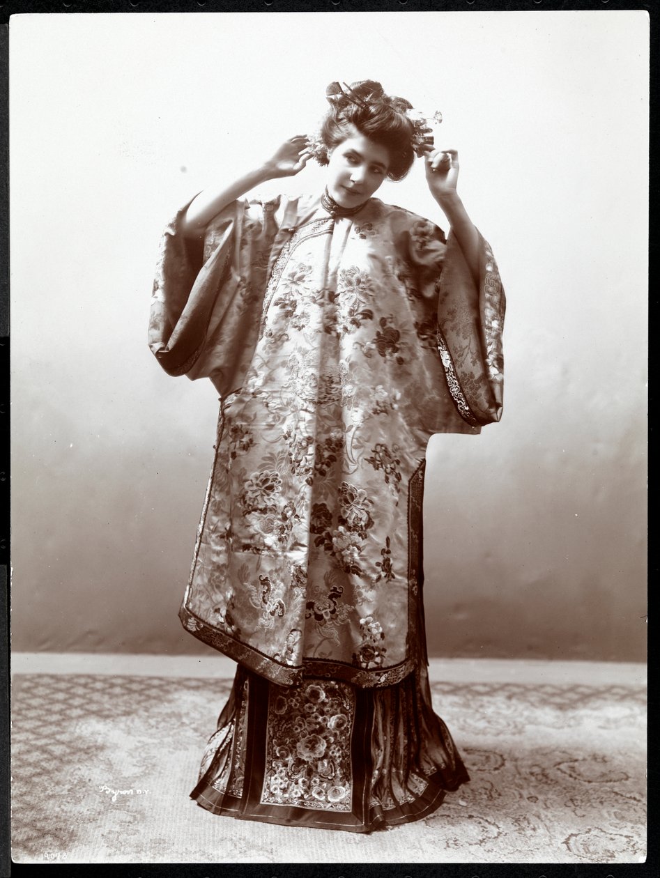 Kobieta modelująca japońskie kimono, Nowy Jork, 1904 (srebrny odbitka żelatynowa) autorstwa Byron Company