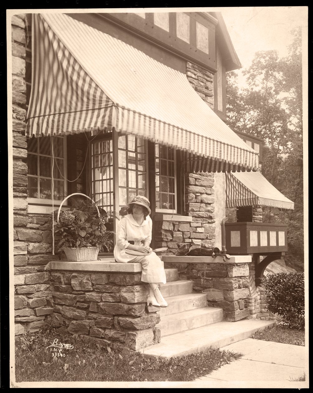 Kobieta siedząca przy wejściu do domu, 1915 (odbitka żelatynowa) autorstwa Byron Company