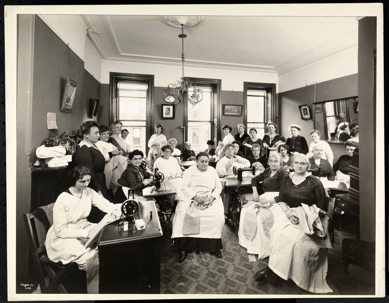 Kółko krawieckie dla kobiet w Rodeph Sholom Sisterhood, 157 East 94th Street, Nowy Jork, 1920 (srebrny odbitka żelatynowa) autorstwa Byron Company