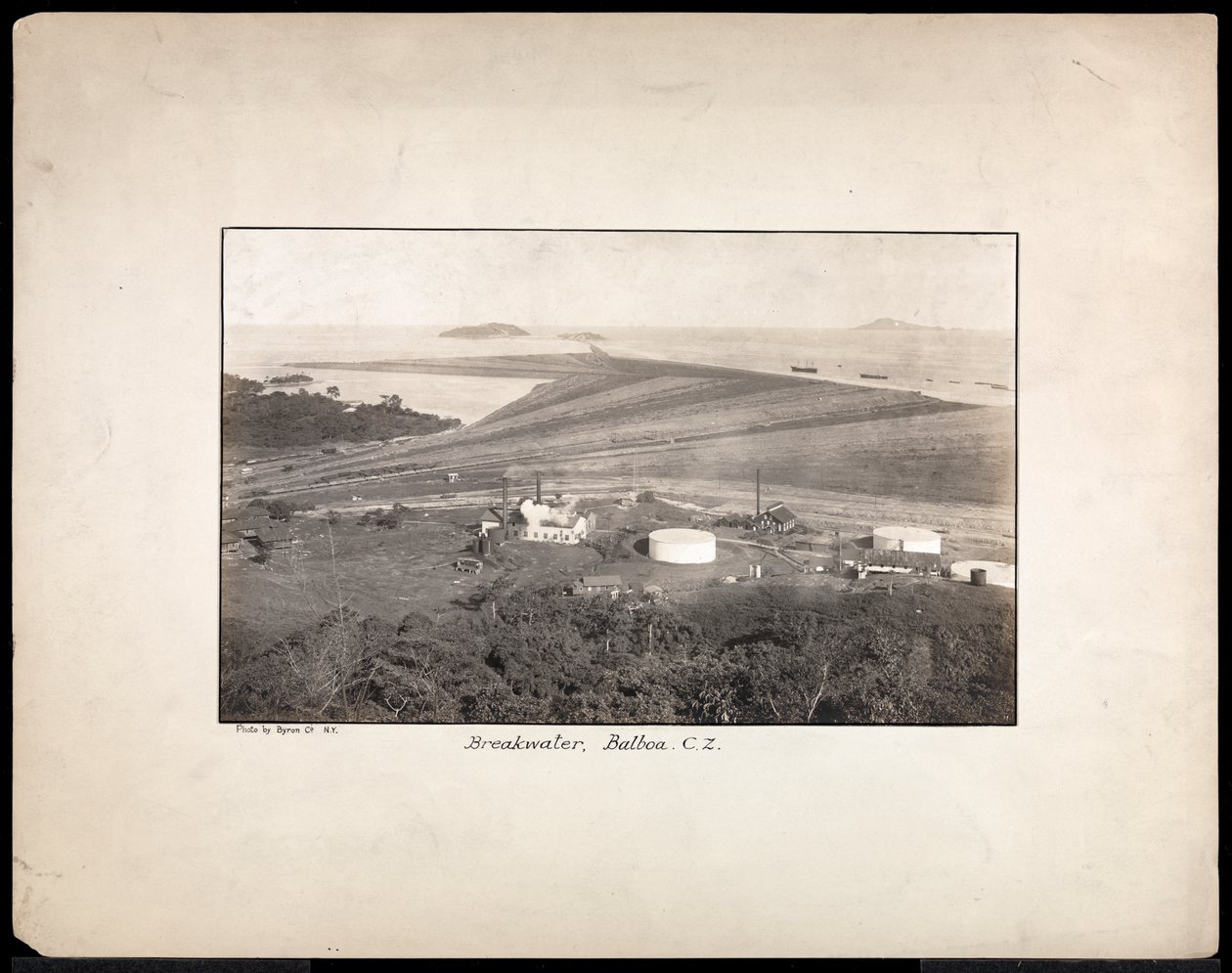 Widok z lotu ptaka na falochron w Balboa, wejście na Pacyfik do Kanału Panamskiego, 1912 lub 1913 (srebrny odbitka żelatynowa) autorstwa Byron Company