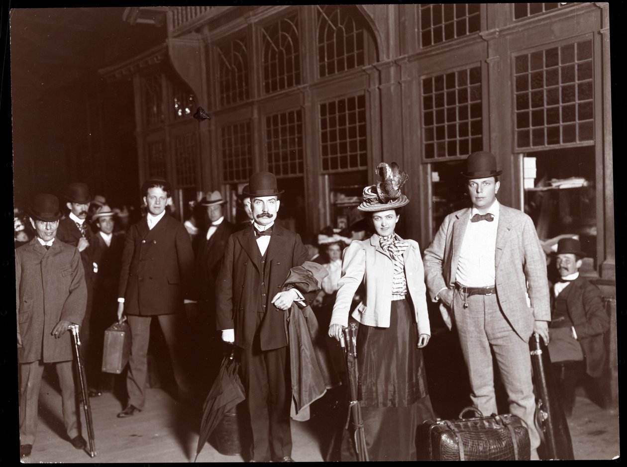 Alice Nielsen, Eugene Cowles i Frank Perley przed wejściem na pokład specjalnego pociągu jadącego do Toronto, Kanada, 1898 (odbitka żelatynowa) autorstwa Byron Company