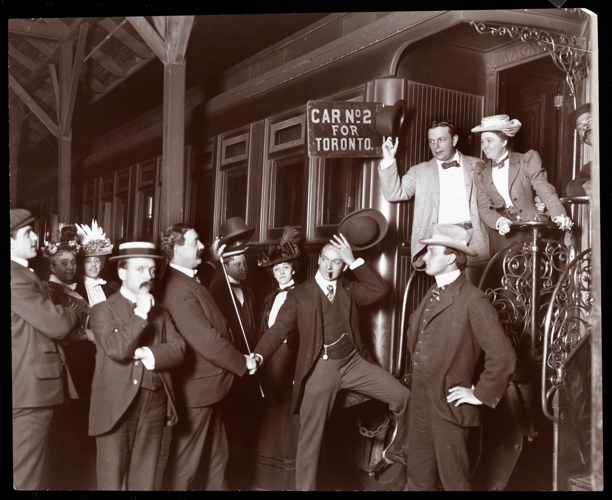 Alice Nielsen na pokładzie specjalnego pociągu jadącego do Toronto, Kanada, 1898 (odbitka żelatynowa) autorstwa Byron Company