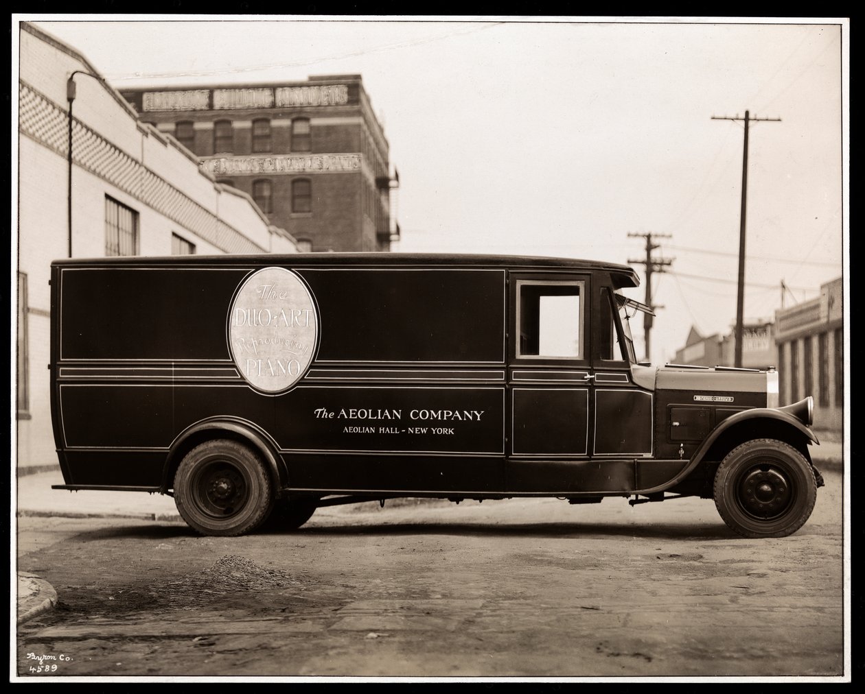 Ciężarówka dostawcza An Aeolian Company Pierce Arrow przy 711 East 139th Street, Harlem, Nowy Jork, 1926 (srebrny odbitka żelatynowa) autorstwa Byron Company