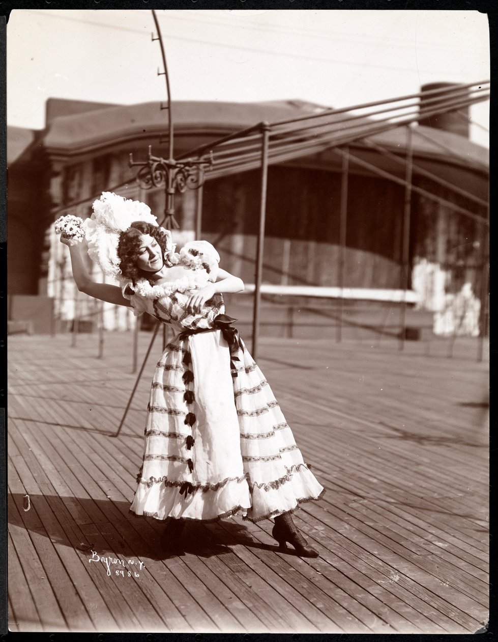 Aktorka w kostiumie na próbie na dachu prawdopodobnie Teatru Nowojorskiego, Nowy Jork, 1900 (odbitka żelatynowa) autorstwa Byron Company