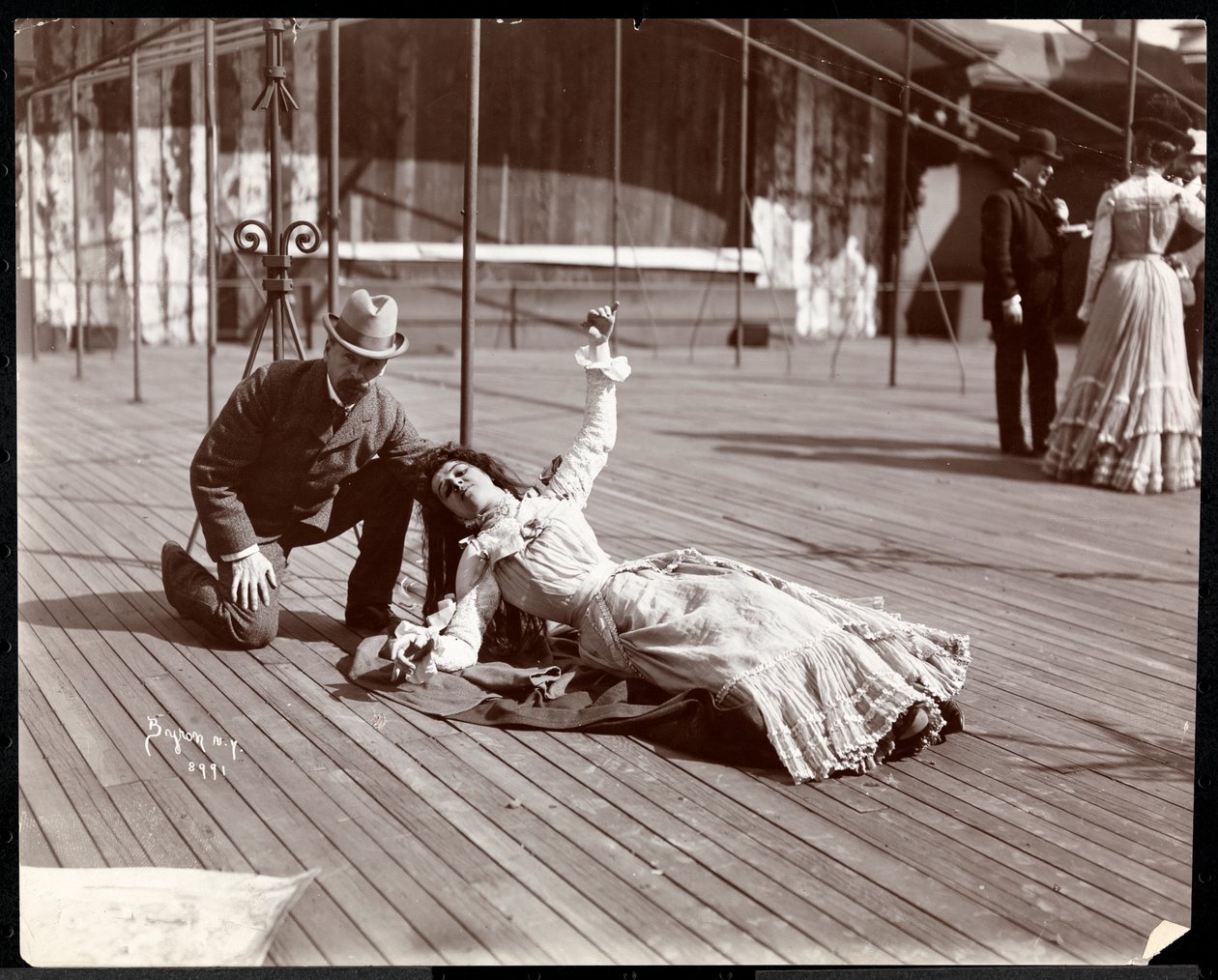 Aktorka w kostiumie podczas próby na dachu prawdopodobnie New York Theatre, Nowy Jork, 1900 (srebrny odbitka żelatynowa) autorstwa Byron Company