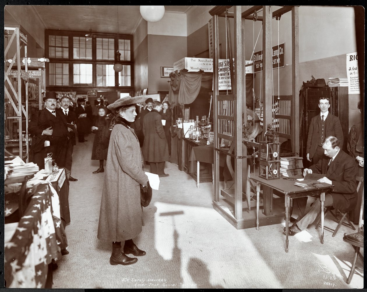 Wystawa urządzeń zabezpieczających w Amerykańskim Instytucie Służby Społecznej, Nowy Jork, 1906-07 (odbitka żelatynowa) autorstwa Byron Company