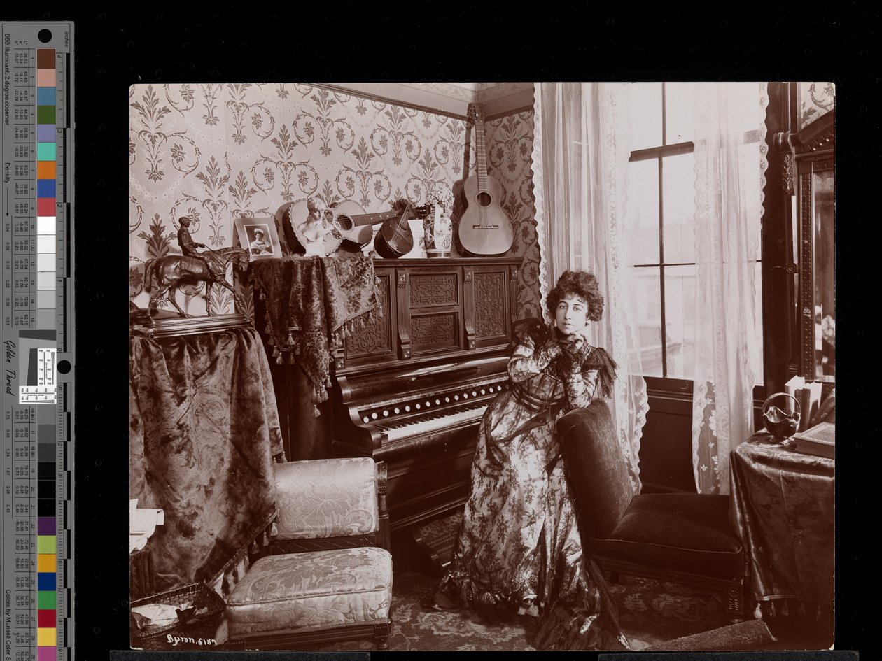 Anita Chartres siedząca przy fortepianie, ok. 1898 (srebrny odbitka żelatynowa) autorstwa Byron Company