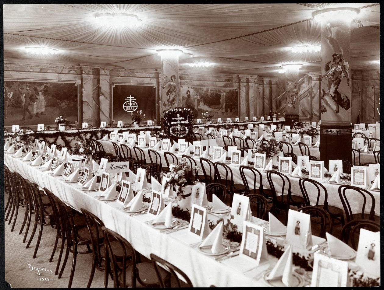 Sala bankietowa z zastawą stołową na bankiet National Biscuit Co., Nowy Jork, 1904 (srebrny odbitka żelatynowa) autorstwa Byron Company