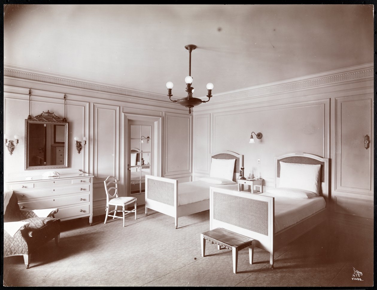 Sypialnia w hotelu Copley Plaza, Boston, ok. 1912-15 (srebrny odbitka żelatynowa) autorstwa Byron Company