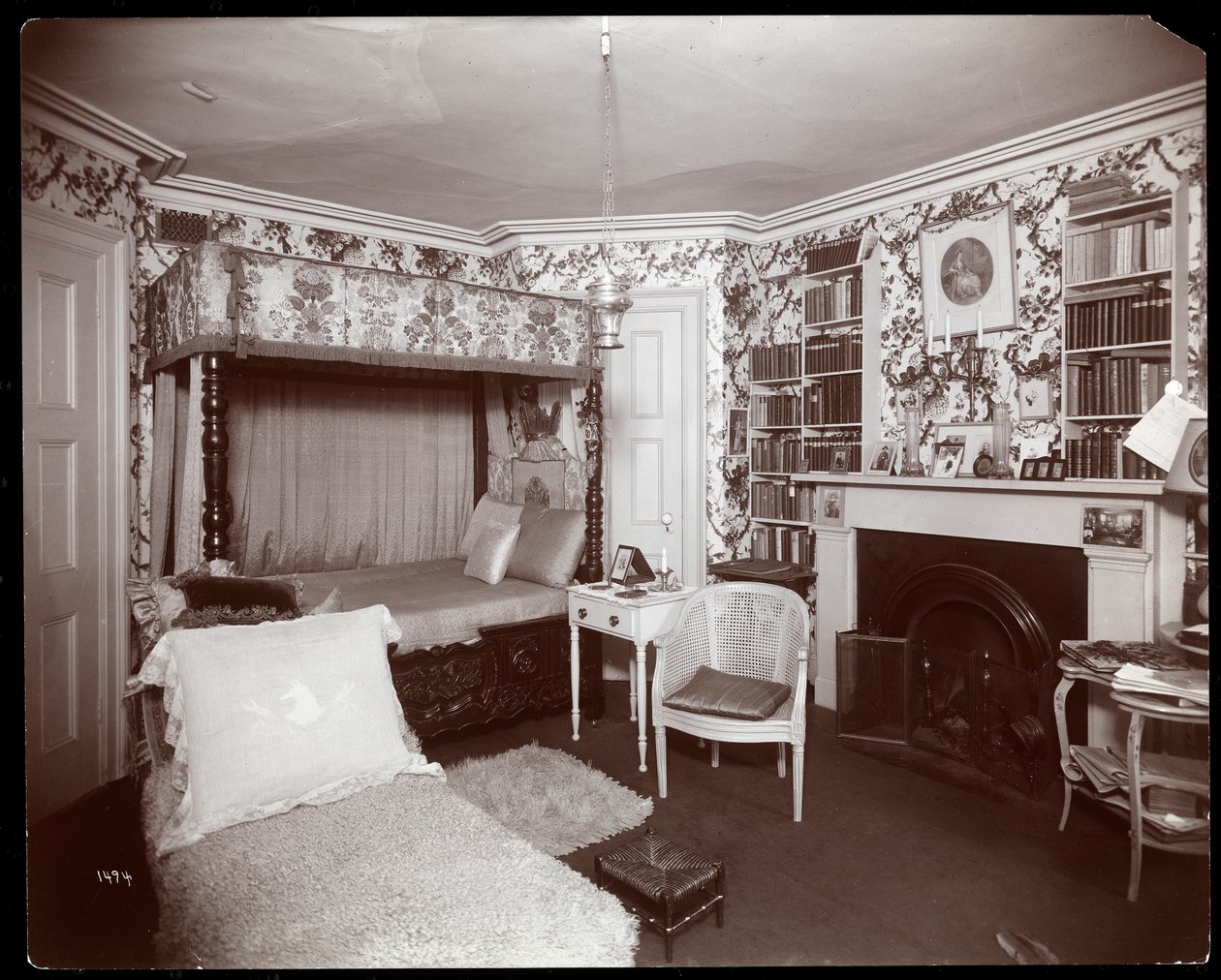 Sypialnia w rezydencji Elsie de Wolfe przy 122 East 17th Street, Nowy Jork, 1895 lub 1896 (srebrny odbitka żelatynowa) autorstwa Byron Company