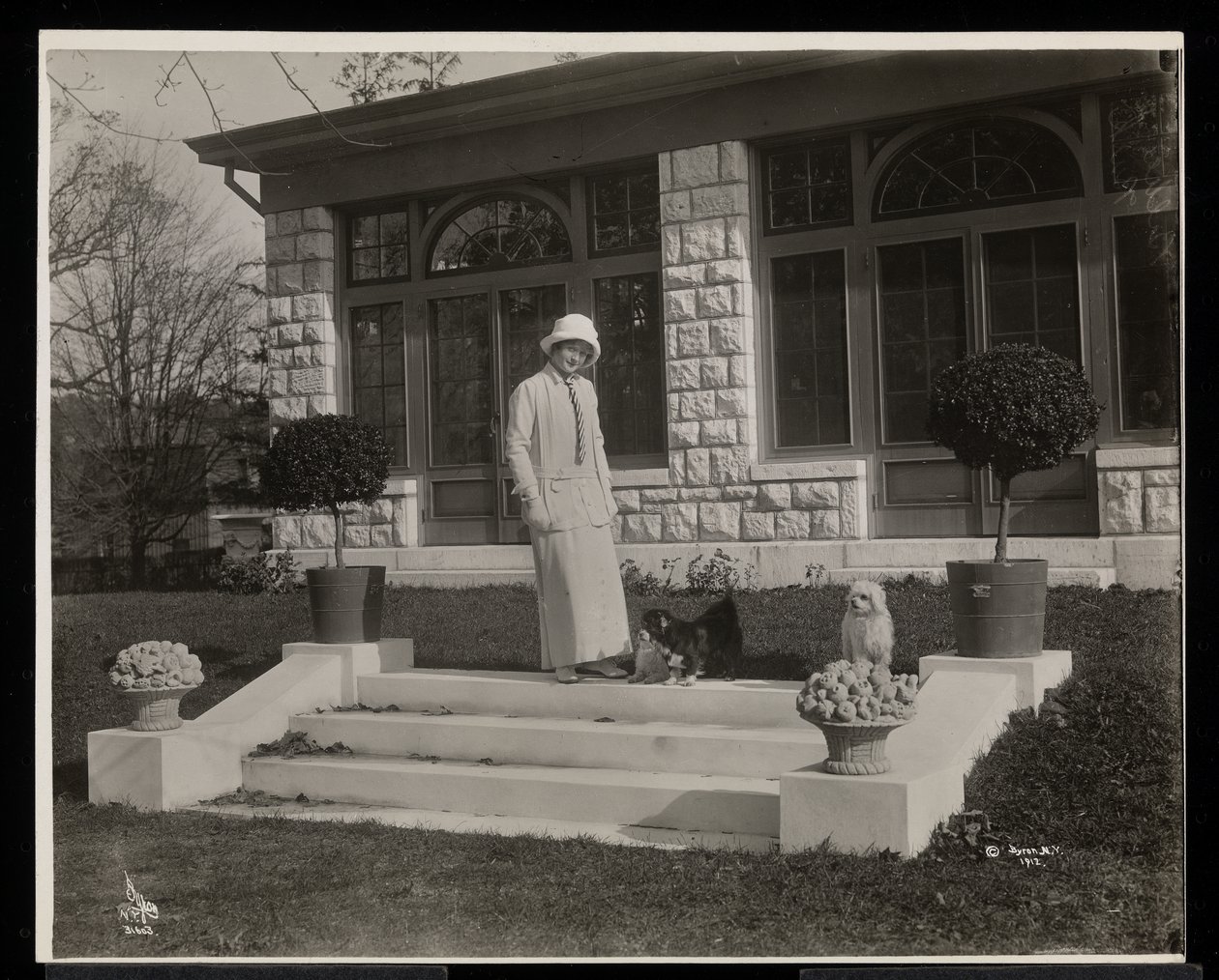 Billie Burke i trzy psy w Burkeleigh Crest, jej domu w Hastingson, Nowy Jork, ok. 1915 (srebrny odbitka żelatynowa) autorstwa Byron Company