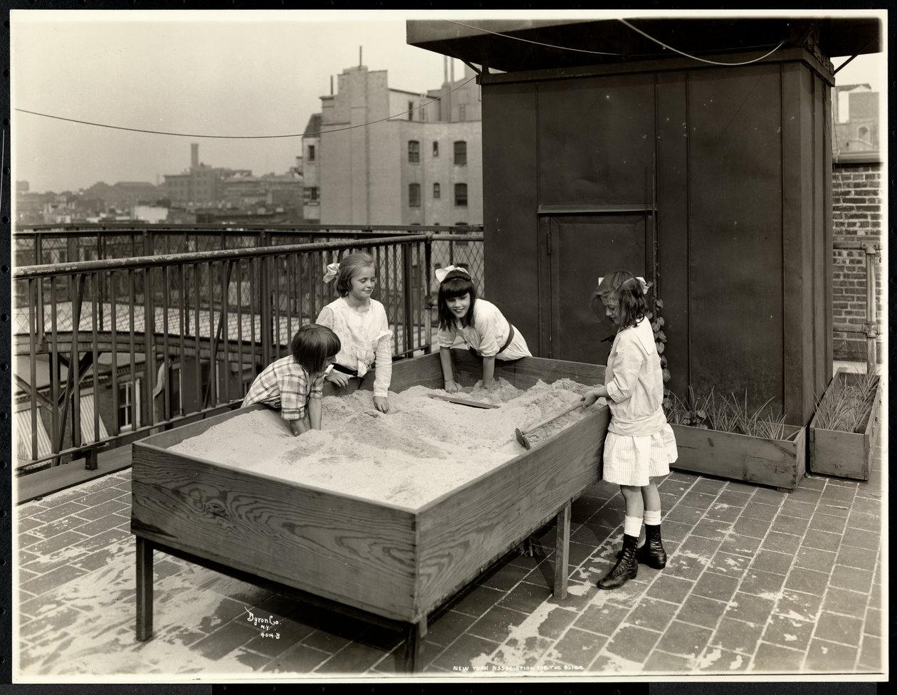 Niewidome dziewczynki bawiące się w piaskownicy na dachu Nowojorskiego Stowarzyszenia na Rzecz Niewidomych, 111 East 59th Street, Nowy Jork, 1926 (odbitka żelatynowa) autorstwa Byron Company