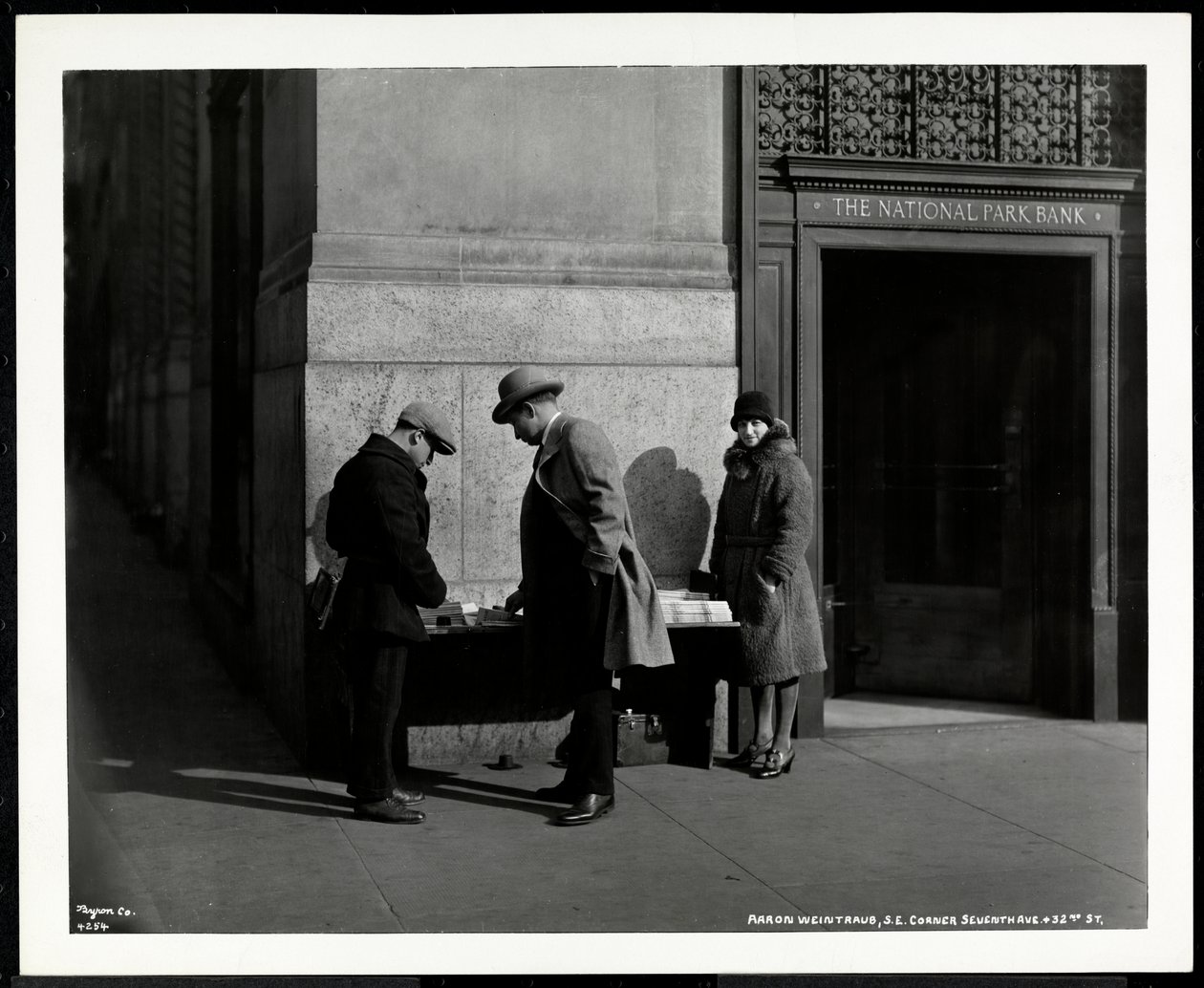 Niewidomy diler wiadomości, Aaron Weintraub, na swoim stoisku na południowo-wschodnim rogu 7th Avenue i 32nd Street, Nowy Jork, 1930 (srebrny odbitka żelatynowa) autorstwa Byron Company