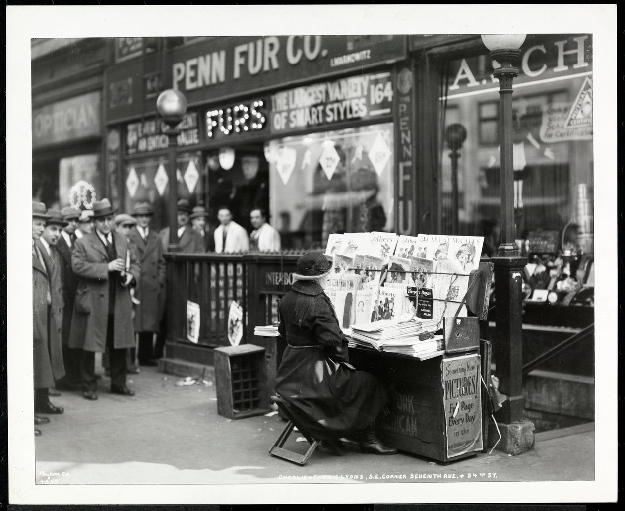 Niewidomy diler wiadomości, Aaron Weintraub, na swoim stoisku na południowo-wschodnim rogu 7th Avenue i 32nd Street, Nowy Jork, 1926 (srebrny odbitka żelatynowa) autorstwa Byron Company