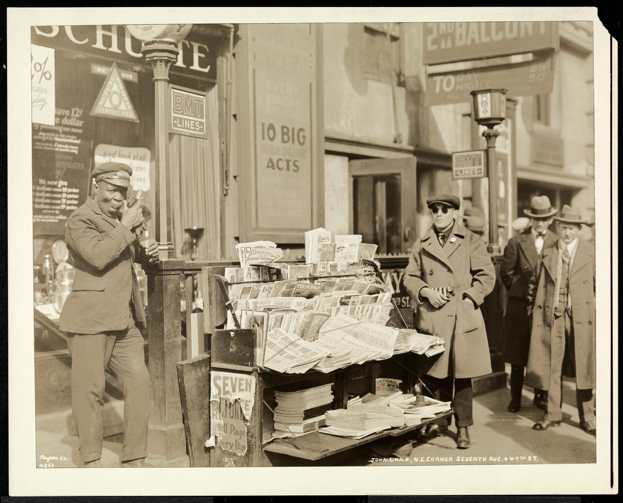 Niewidomy diler wiadomości, John Lanz, na swoim stoisku na północno-wschodnim rogu 7th Avenue i 47th Street, Nowy Jork, 1926 (srebrny odbitka żelatynowa) autorstwa Byron Company