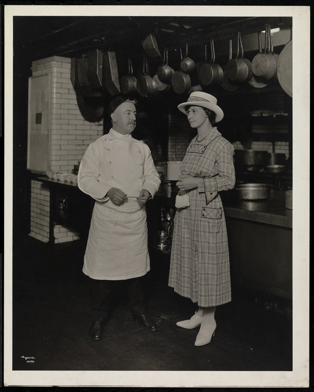 Szef kuchni Leoni i Miss Selley z Toronto w kuchni hotelu Commodore, 1920 (srebrny odbitka żelatynowa) autorstwa Byron Company