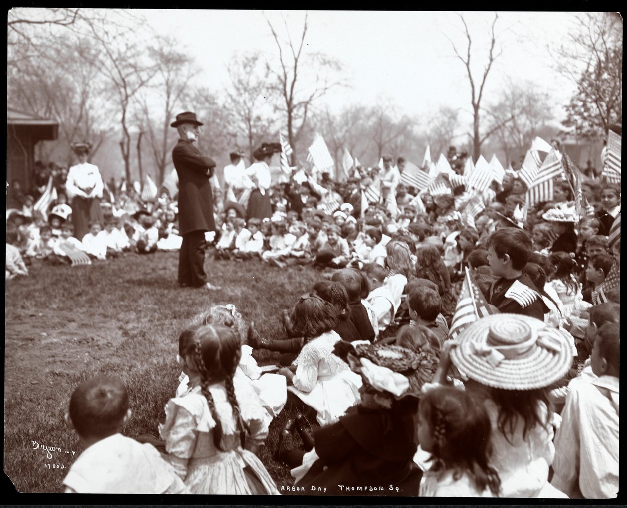 Dzieci oglądające artystę w Dzień Arbor w Tompkins Square Park, Nowy Jork, 1904 (srebrny odbitka żelatynowa) autorstwa Byron Company
