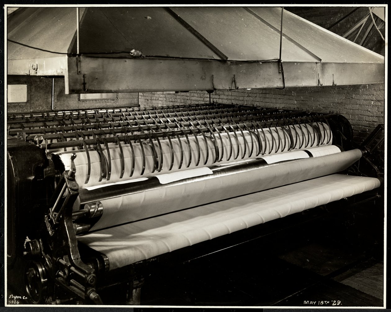 Zbliżenie maszyny „mangle” w pralni Carolyn przy 111 East 128th Street, East Harlem, Nowy Jork, 1929 (srebrny odbitka żelatynowa) autorstwa Byron Company