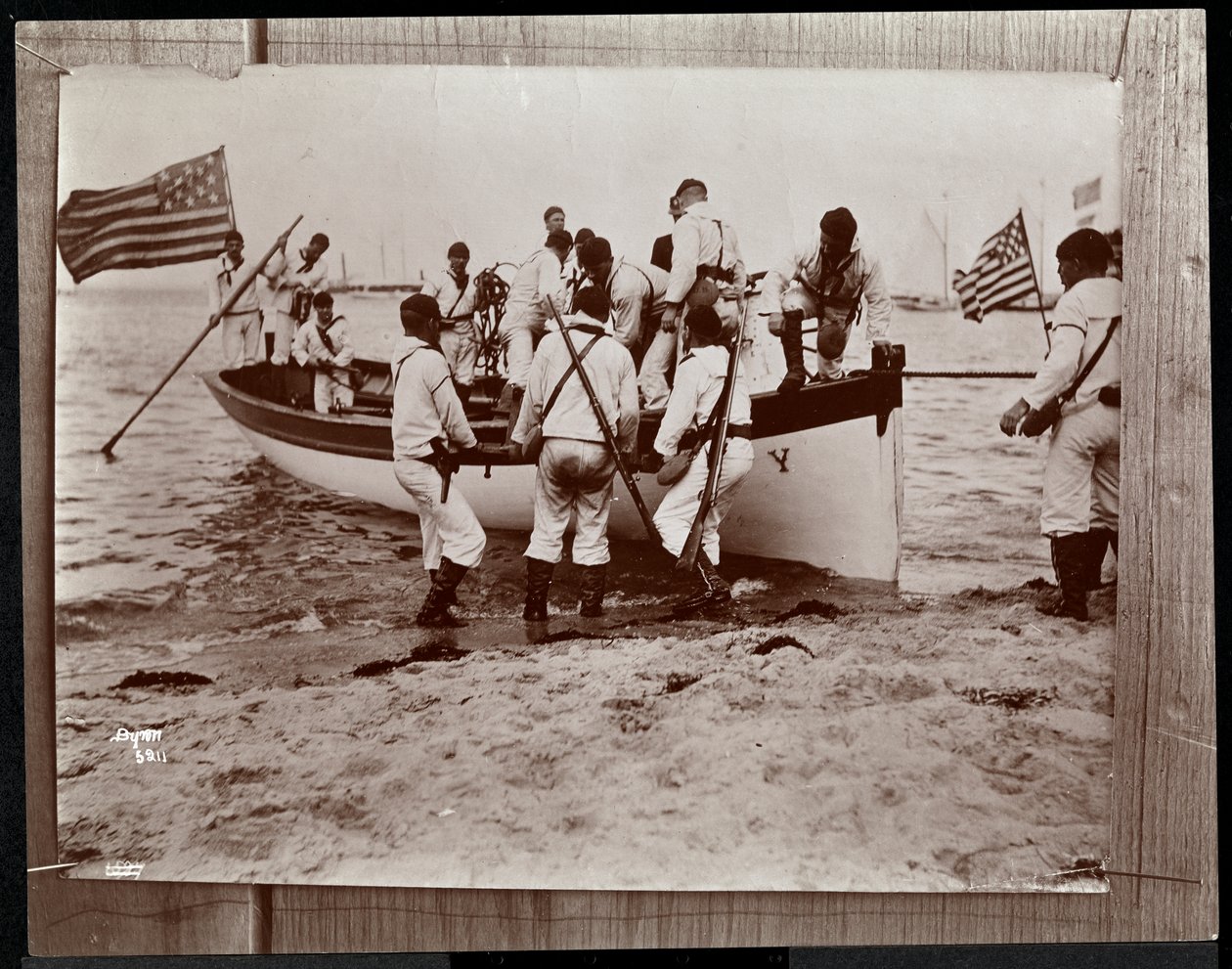 Kopia wcześniejszego zdjęcia Rezerwatów Marynarki Wojennej z grupą marynarzy na łodzi wiosłowej, Fishers Island, Nowy Jork, 1891 (srebrny odbitka żelatynowa) autorstwa Byron Company