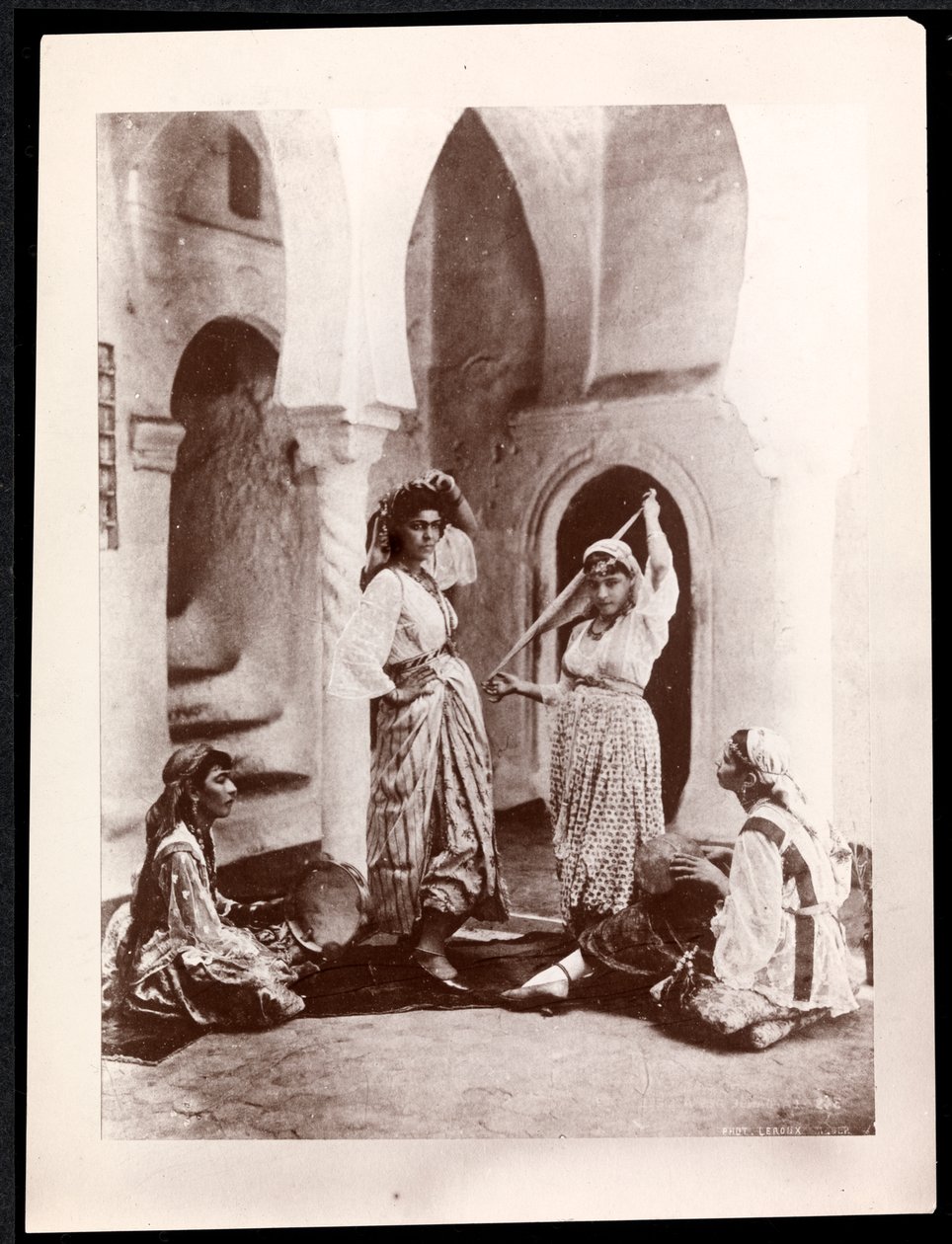 Tancerki i muzyk, Afryka Północna, ok. 1900 (odbitka żelatynowa) autorstwa Byron Company