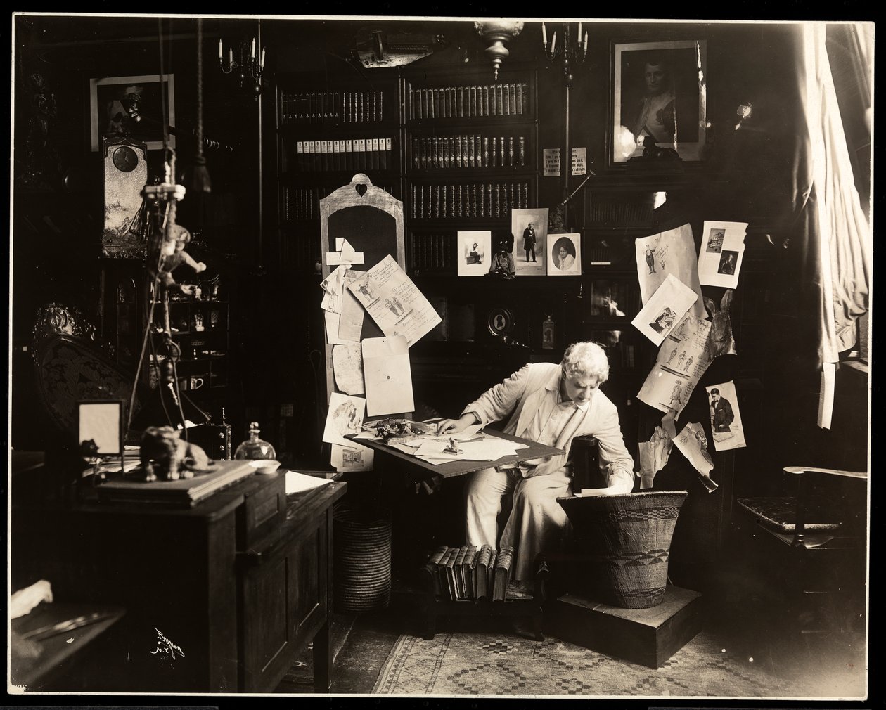 David Belasco siedzący w swoim gabinecie w Nowym Jorku, 1909 (srebrny odbitka żelatynowa) autorstwa Byron Company