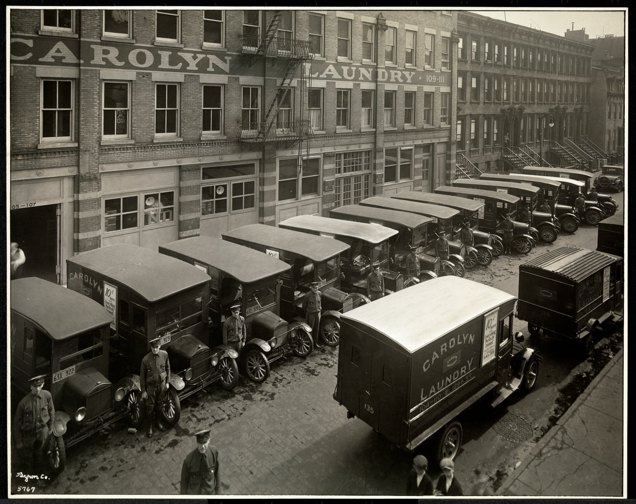 Samochody dostawcze zaparkowane przed pralnią Carolyn Laundry przy 111 East 128th Street, East Harlem, Nowy Jork, 1929 (odbitka żelatynowa) autorstwa Byron Company