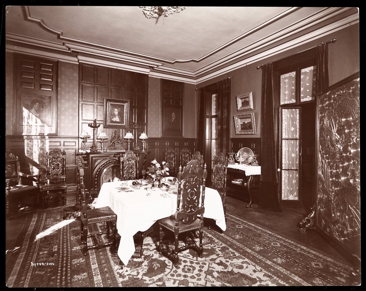 Jadalnia w rezydencji pana Reginalda de Koven, Nowy Jork, 1896-98 (odbitka żelatynowa) autorstwa Byron Company