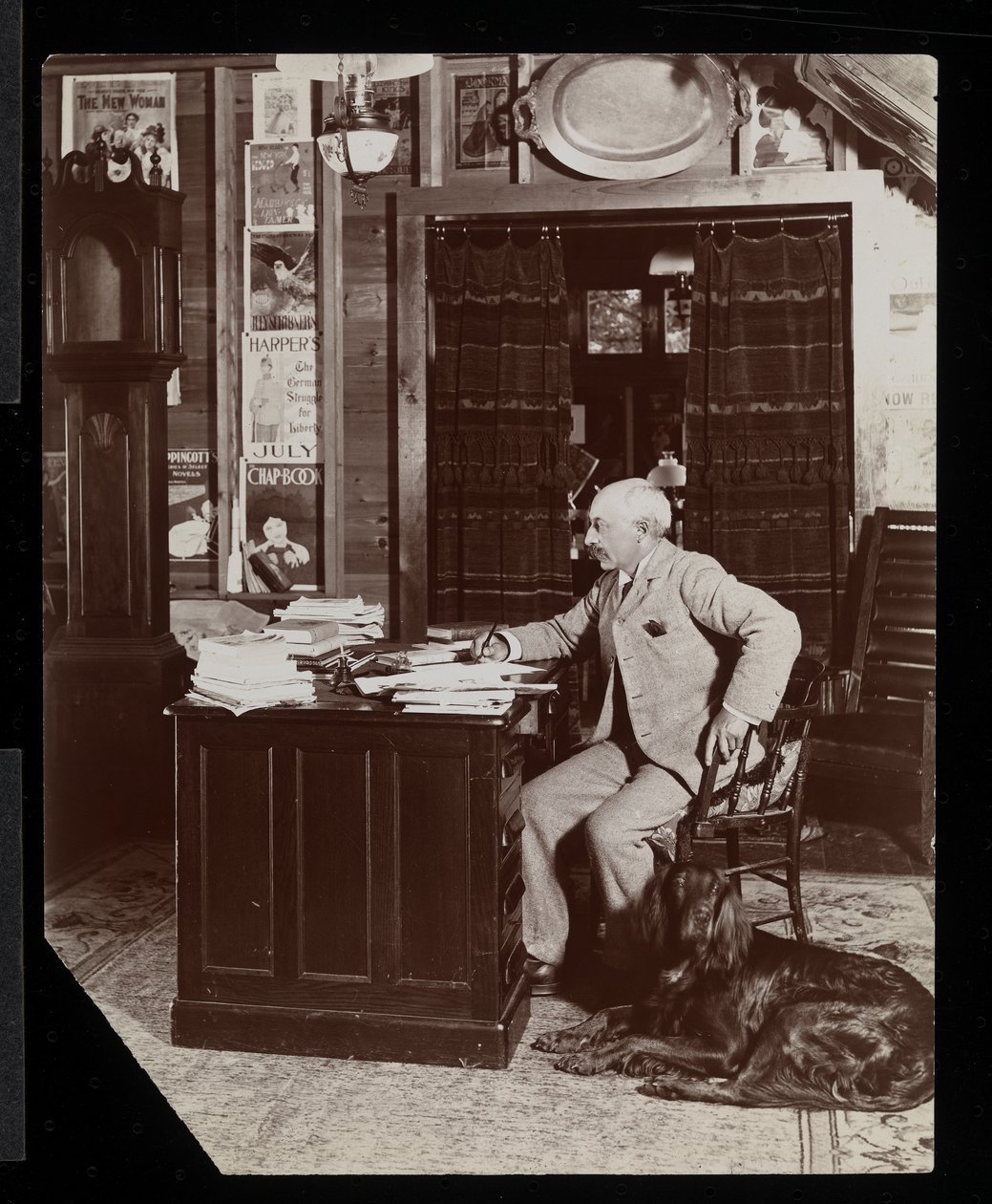 Dr. Worman, właściciel "Outing Magazine", w swoim biurze w Westport, N.Y., nad jeziorem Champlain, ok. 1895 (odbitka żelatynowa) autorstwa Byron Company