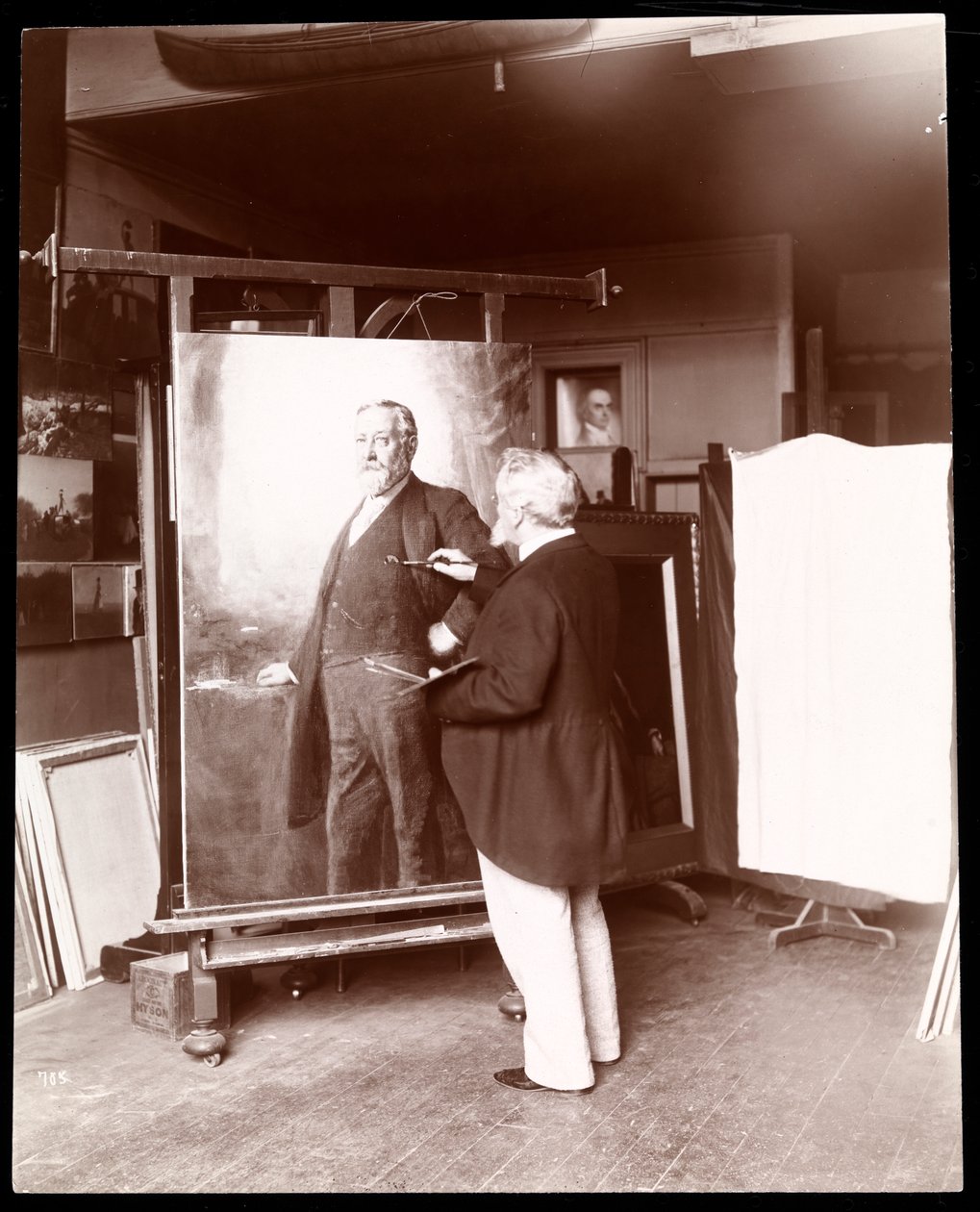 Eastman Johnson z pędzlem w dłoni, pracujący nad portretem prezydenta Harrisona w swoim studio, Nowy Jork, 1895 (srebrny odbitka żelatynowa) autorstwa Byron Company