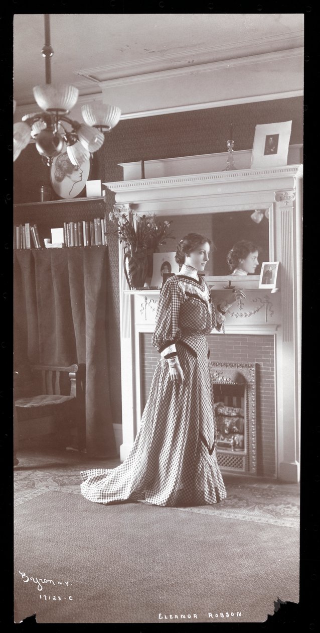 Eleanor Robson w salonie swojego mieszkania (srebrny odbitka żelatynowa) autorstwa Byron Company