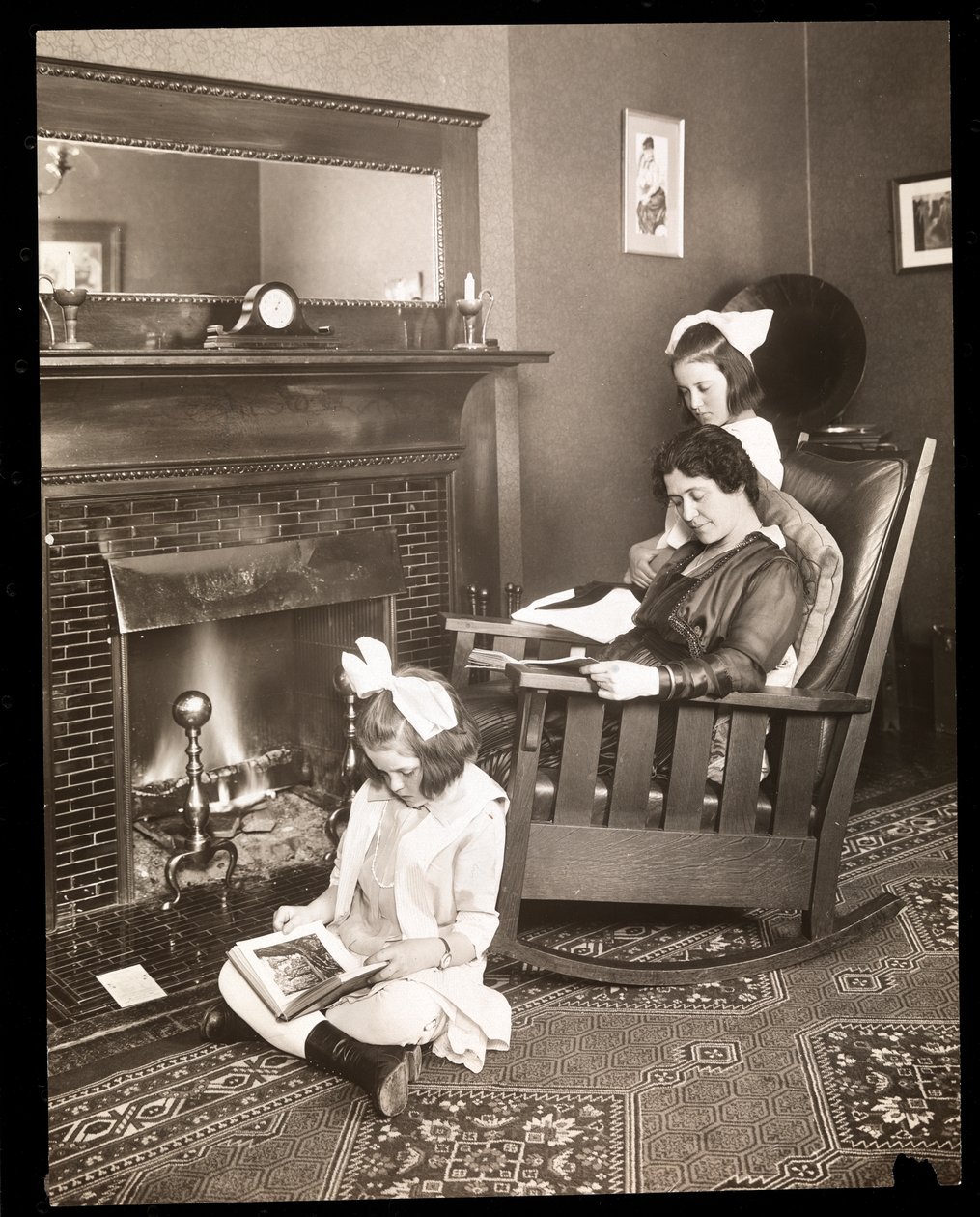 Emma Dunn i jej dwie córki, ok. 1915 (srebrny odbitka żelatynowa) autorstwa Byron Company
