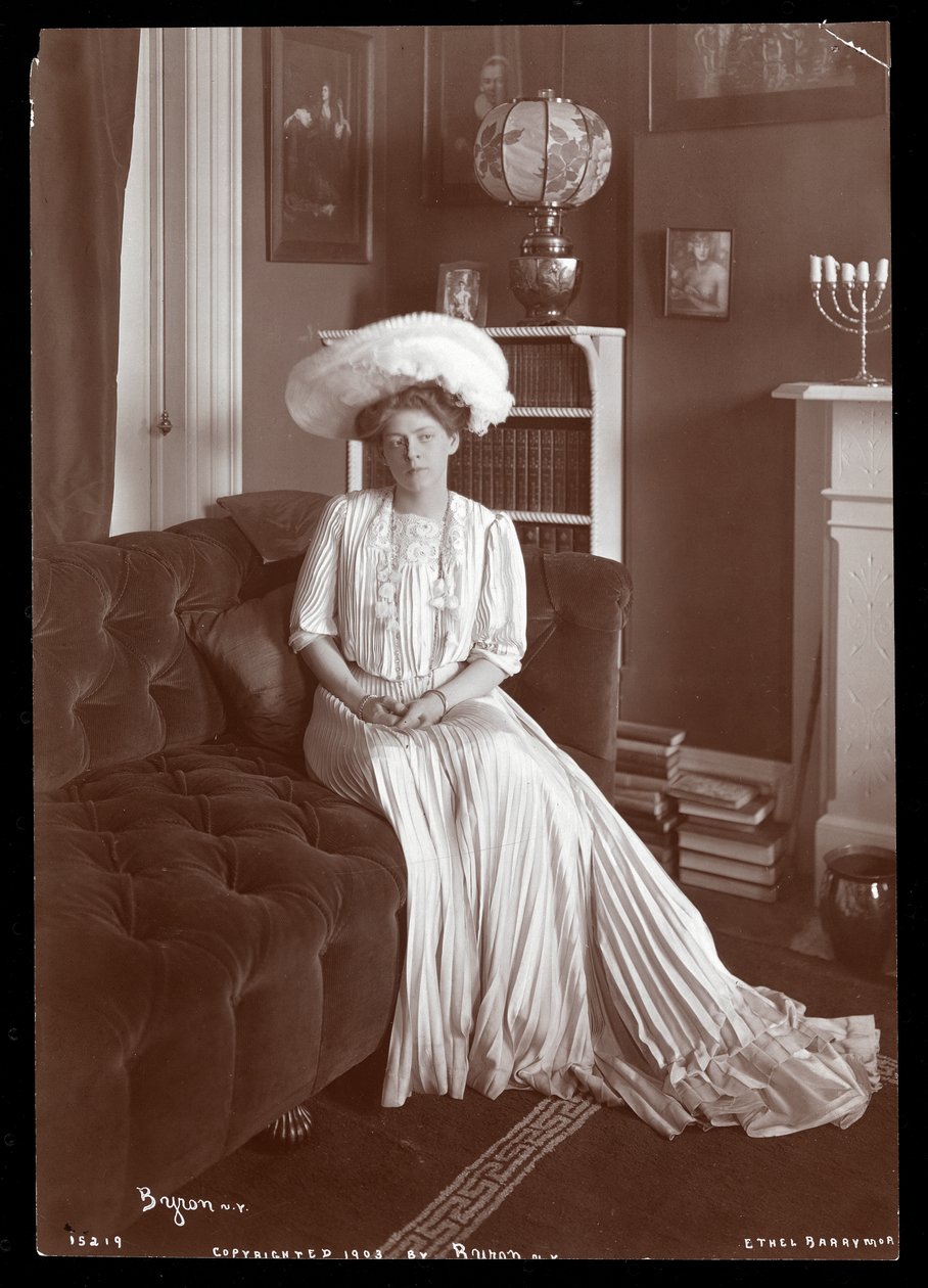 Ethel Barrymore siedząca w salonie, 1902 lub 1903 (odbitka żelatynowa) autorstwa Byron Company