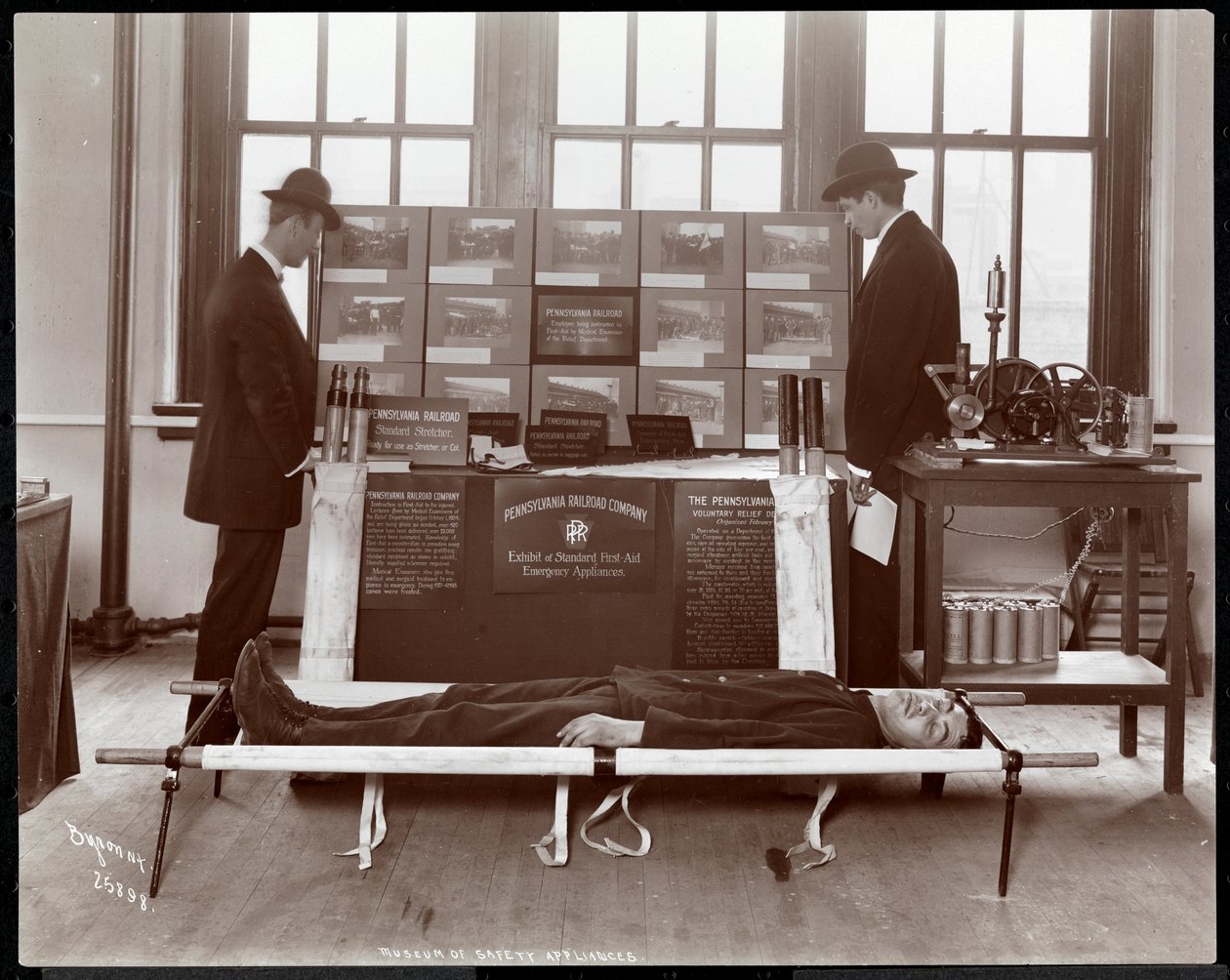 Wystawa sprzętu pierwszej pomocy Pennsylvania Railroad Co. w Muzeum Urządzeń Bezpieczeństwa Amerykańskiego Instytutu Opieki Społecznej, Nowy Jork, 1908 (srebrny odbitka żelatynowa) autorstwa Byron Company