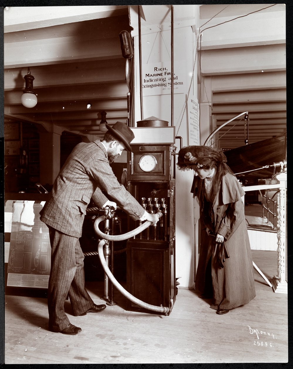 Wystawa firmy Coston Signal Co. w Muzeum Urządzeń Bezpieczeństwa Amerykańskiego Instytutu Opieki Społecznej, Nowy Jork, 1908 (srebrny odbitka żelatynowa) autorstwa Byron Company
