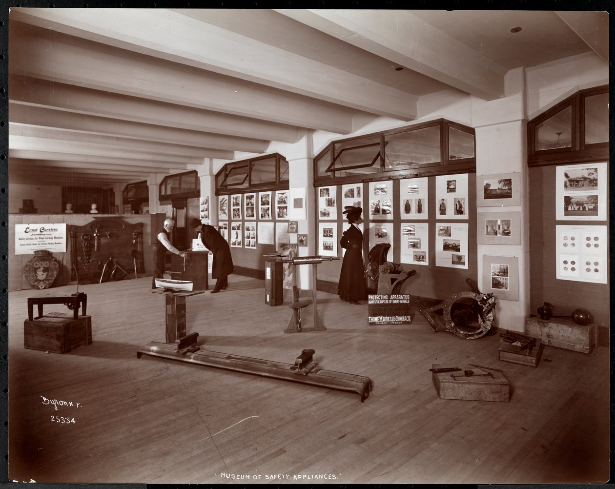 Ekspozycja Muzeum Urządzeń Bezpieczeństwa Amerykańskiego Instytutu Opieki Społecznej, Nowy Jork, 1907 (srebrny odbitka żelatynowa) autorstwa Byron Company